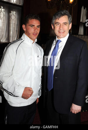 Le Premier ministre britannique Gordon Brown (à droite) avec le membre de l'équipe de boxe olympique britannique Billy Joe Saunders de Hertfordshire, lors d'une réception au bureau privé du Premier ministre au Parlement, dans le centre de Londres. Banque D'Images