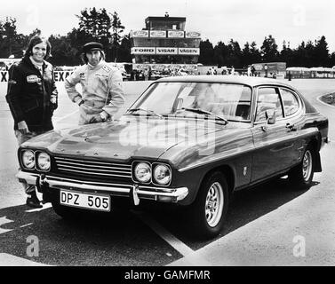 Jackie Stewart, pilote de course britannique (à droite) avec le pilote de course brésilien Emerson Fittipaldi et son Ford Capri RS 2600 pour une course en Allemagne. Banque D'Images