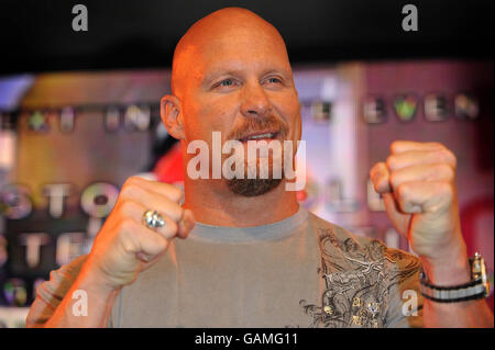 Steve Austin, ancien champion de la WWE à six reprises, pointe l'air au magasin HMV dans le centre de Londres, alors qu'il promeut la sortie de son dernier DVD, « The Legacy of Stone Cold Steve Austin ». Banque D'Images