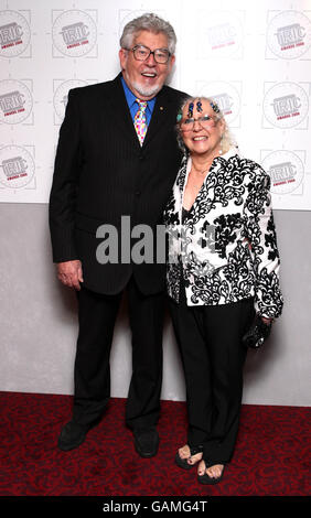 Rolf Harris, artiste et présentateur de télévision, et sa femme ALWEN Hughes, aux prix TRIC décernés à l'hôtel Grosvenor de Londres. Banque D'Images