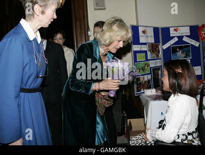 Britain's Camilla, la duchesse de Cornwall rencontre Laura Merry (à droite) une invitée de Helen House en tant que soeur Frances (à gauche), fondatrice de Helen et Douglas House, regarde alors qu'elle arrive pour un concert de l'Orchestre de chambre de Londres à St John's Smith Square, à Londres, Pour célébrer le 25e anniversaire de la maison Helen et Douglas. Banque D'Images