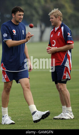 Steve Harmison (à gauche) et Matthew Hoggard pendant la pratique à Nelson Park, Napier, Nouvelle-Zélande. Banque D'Images