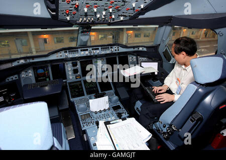 Photo générique du poste de pilotage de l'Airbus 380 de Singapore Airlines après son atterrissage à l'aéroport d'Heathrow après son premier vol commercial vers le Royaume-Uni. APPUYEZ SUR ASSOCIATION photo. Date de la photo: Mardi 18 mars 2008. Le crédit photo devrait se lire: Steve Parsons/PA Wire Banque D'Images