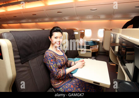 Photo générique d'une hôtesse assise dans un siège classe affaires à bord de l'Airbus 380 de Singapore Airlines après son atterrissage à l'aéroport de Heathrow après son premier vol commercial vers le Royaume-Uni. APPUYEZ SUR ASSOCIATION photo. Date de la photo: Mardi 18 mars 2008. Le crédit photo devrait se lire: Steve Parsons/PA Wire Banque D'Images