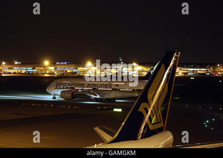 L'Airbus 380 de Singapore Airlines se prépare au décollage à l'aéroport d'Heathrow après son premier vol commercial vers le Royaume-Uni.APPUYEZ SUR ASSOCIATION photo.Date de la photo: Mardi 18 mars 2008.Le crédit photo devrait se lire: Steve Parsons/PA Wire Banque D'Images