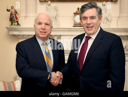 John McCain visite le Royaume-Uni Banque D'Images