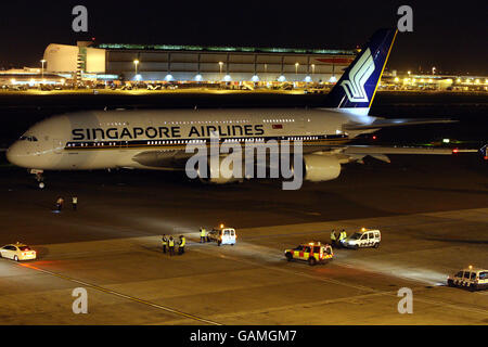 L'Airbus 380 de Singapore Airlines se prépare au décollage à l'aéroport d'Heathrow après son premier vol commercial vers le Royaume-Uni.APPUYEZ SUR ASSOCIATION photo.Date de la photo: Mardi 18 mars 2008.Le crédit photo devrait se lire: Steve Parsons/PA Wire Banque D'Images