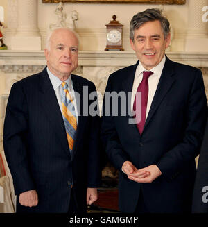 Le Premier ministre Gordon Brown (à droite) rencontre le sénateur républicain à la présidence, John McCain, à Downing Street. Banque D'Images