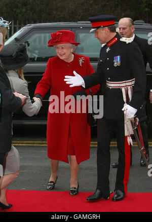 La reine Elizabeth II visite l'Irlande du Nord Banque D'Images