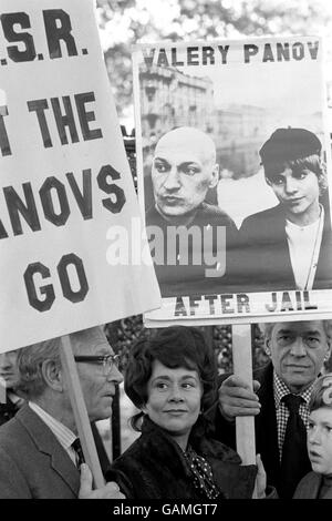 Lord Olivier (à gauche) porte un écriteau 'URSS, laisse les Panovs aller', et Paul Scofield (à droite) montre une photo de Valery et Galina Panov, les danseurs russes sur la grève de la faim à Leningrad, au début d'une vigile dans leur soutien. Ils sont à l'extérieur de l'ambassade de Russie et l'actrice Joan Ploughright, épouse d'Olivier, est au centre. Banque D'Images