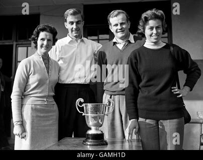 Les finalistes de Mixed Scratch foursome avec la coupe, de L à R, Miss J Robertson et sa partenaire Innes Wright, J Tudor Davies et sa partenaire S Goldsmid. Banque D'Images