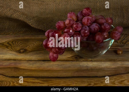 Bouquet de raisins rouges sur un fond de bois sombre. Grappe de raisin. Grappe de raisins. Les raisins de la grappe. Les raisins de table. Les raisins. Grap Banque D'Images