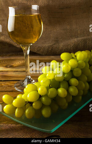 Bouquet de raisin blanc et d'un verre de vin sur un fond de bois sombre. Grappe de raisin. Grappe de raisins. Les raisins de la grappe. Bunc Banque D'Images