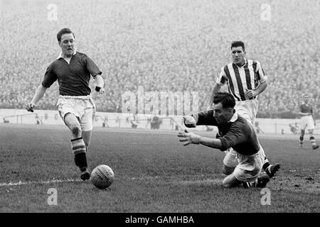 (G-D) Frank Blunstone de Chelsea tente de faire le tour du gardien de but de West Bromwich Albion Jimmy Sanders, observé par Stuart Williams d'Albion Banque D'Images