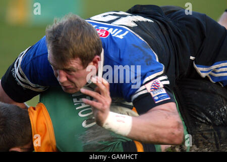 Rugby Union - Powergen Cup - quart de finale - Bath contre Northampton Saints.Mike Tindall de Bath (en haut) s'attaque à Ben Cohen de Northampton Saints (en bas) Banque D'Images