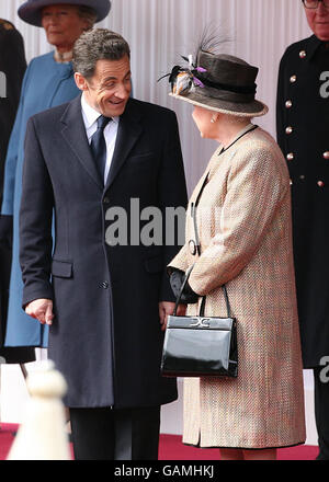 La reine Elizabeth II partage une blague avec le président français Nicolas Sarkozy alors qu'il commence sa visite d'État au château de Windsor. Banque D'Images