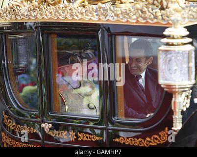 Le président français Nicolas Sarkozy se déplace en calèche avec la reine Elizabeth II au château de Windsor. Banque D'Images