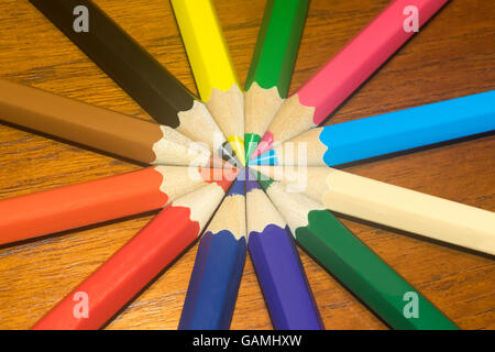 Crayons de couleur ou des crayons sur cercle. Banque D'Images