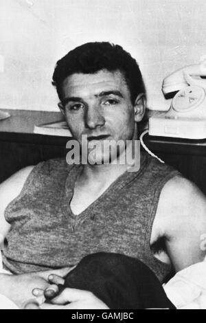 Bill Foulkes, joueur de Manchester United, qui a survécu à l'accident d'avion qui a tué 21 personnes. Sept membres de l'équipe de football de Manchester United ont été parmi ceux morts lorsque l'avion s'est écrasé après le décollage ici. L'équipe rentrent du match contre Red Star Belgrade Banque D'Images