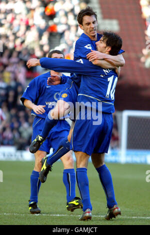 Football - FA Barclaycard Premiership - Southampton / Manchester United.Ruud van Nistelrooy de Manchester United fête avec Gary Neville après avoir obtenu le but d'ouverture contre Southampton Banque D'Images