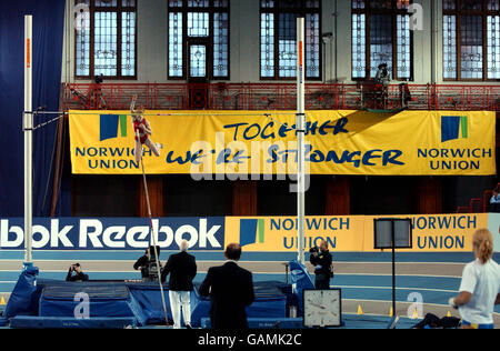 Athlétisme - Norwich Union International - Kelvin Hall, Glasgow.Svetlana Feofanova, de Russie, sur la voie de la création d'un nouveau record mondial en salle Banque D'Images