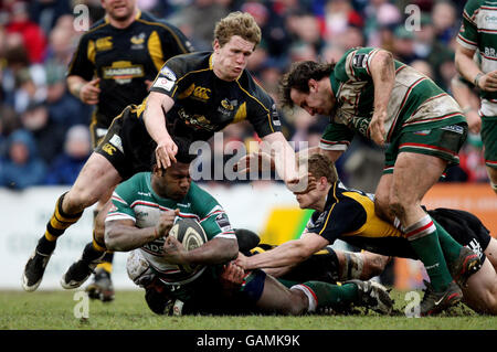 Rugby Union - Guinness Premiership - Leicester Tigers / London Wasps - Welford Road.Le Seru Rabeni de Leicester est attaqué par James Hskell et Tom Rees de Wasps lors du match Guinness Premiership à Welford Road, Leicester. Banque D'Images