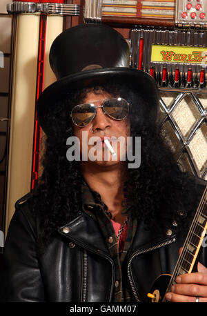 Slash participe au lancement de ses guitares Gibson et Epiphone SLASH les Paul, édition limitée, aux studios Gibson Guitar, dans le centre de Londres. Banque D'Images