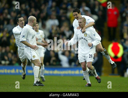 Soccer - FA Barclaycard Premiership - Leeds United contre West Ham United.Seth Johnson de Leeds United célèbre son but d'ouverture contre West Ham United avec le l-r Gary Kelly, Danny Mills et Paul Okon Banque D'Images