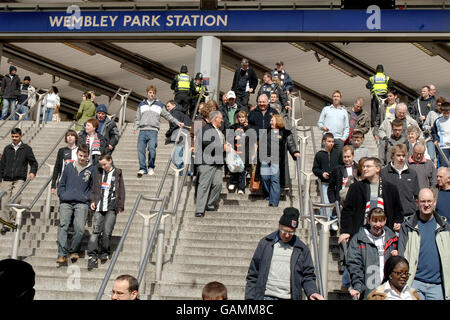 Football - finale du trophée de peinture de Johnstone - Milton Keynes dons / Grimsby Town - Wembley Stadium.Vue générale de la station de métro de Wembley Park avec des fans qui se rendent au stade de Wembley Banque D'Images