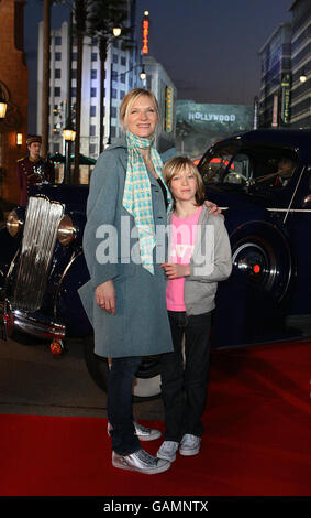 JO Whiley et son fils Jude arrivent à l'ouverture de la zone de terreur au crépuscule lors des célébrations du 15e anniversaire de Disneyland Paris. Banque D'Images