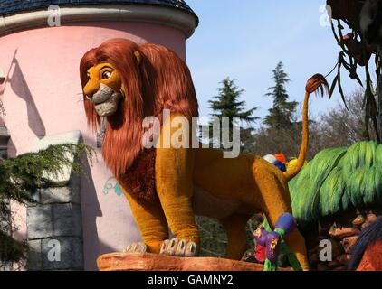 Célébration du 15ème anniversaire de Disneyland - Paris.Le Roi Lion flotte lors de la Parade Disney à Disneyland Paris. Banque D'Images