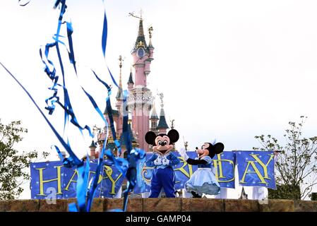 Mickey et Minnie Mouse sont vus à Candleabration lors de la célébration du 15e anniversaire de Disneyland Paris. Banque D'Images