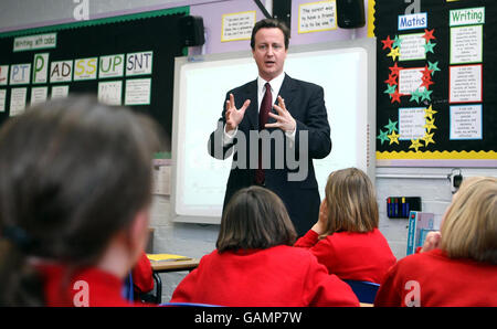 Le chef conservateur David Cameron s'est parlé aujourd'hui à l'école de jeunes enfants de Walsall Wood Junior et Mixed dans les West Midlands. Banque D'Images