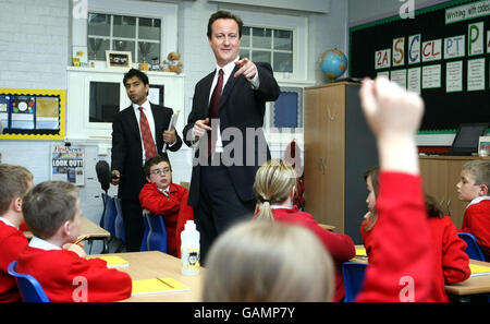 Le chef conservateur David Cameron s'est parlé aujourd'hui à l'école de jeunes enfants de Walsall Wood Junior et Mixed dans les West Midlands. Banque D'Images