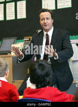 Le chef conservateur David Cameron s'est parlé aujourd'hui à l'école de jeunes enfants de Walsall Wood Junior et Mixed dans les West Midlands. Banque D'Images