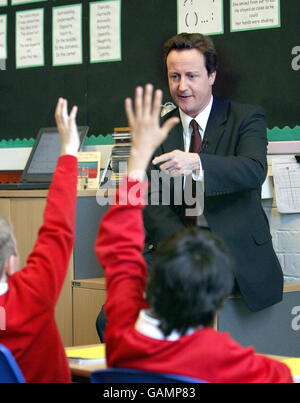 Cameron promet de mettre de l'ordre dans les salles de classe Banque D'Images