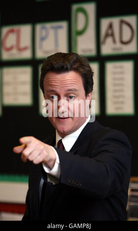 Le chef conservateur David Cameron pose aujourd'hui des questions aux élèves de l'an 5 et de l'an 6 à l'école de jeunes enfants de Walsall Wood Junior et Mixed dans les West Midlands. Banque D'Images