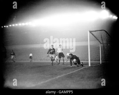 Jack Kelsey, gardien d'arsenal, sauve de la tatouchline B de Spartak Moscou. Jim Fotheringham d'Arsenal et Alexei Paramonov de Spartak Moscou regardent dessus Banque D'Images