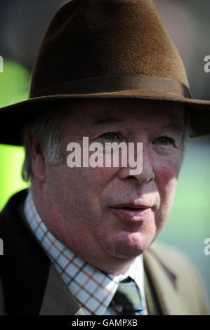 Courses hippiques - la grande rencontre nationale de John Smith en 2008 - Hippodrome d'Aintree. Howard Johnson, formateur Banque D'Images