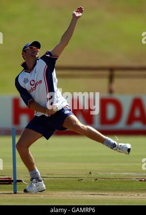 Craig White Bowling, en Angleterre, espère retrouver son Faites un match de remise en forme avant leur match contre les pays-Bas Banque D'Images