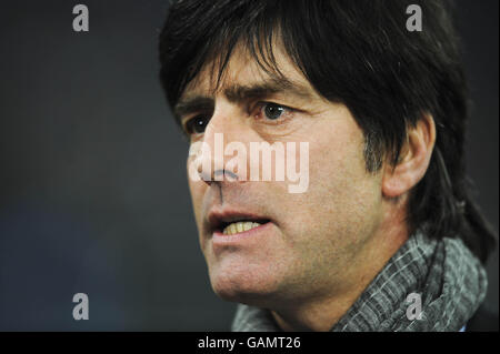 Football - UEFA Champions League - quart de finale - FC Schalke 04 / Barcelone - Veltins-Arena.Joachim Loew, entraîneur de l'Allemagne Banque D'Images