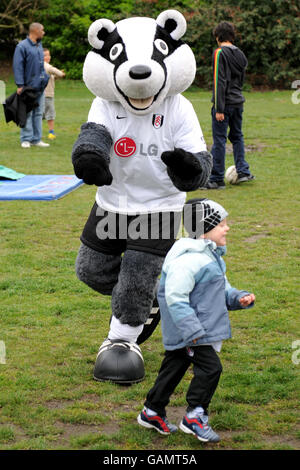 Soccer - Fulham Community Day - Bishops Park.Activités ayant lieu lors de la journée de sensibilisation de la communauté Banque D'Images