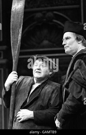 Charlton Heston l'acteur américain avec l'actrice Roy Kinnear dans la pièce 'A Man for All Seasons' au Savoy Theatre, Londres. Banque D'Images