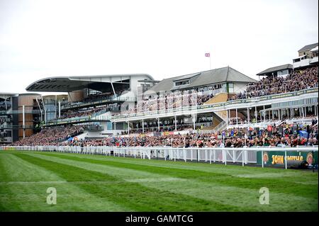 Courses hippiques - la grande rencontre nationale de John Smith en 2008 - Hippodrome d'Aintree. Vue générale sur les stands de l'hippodrome d'Aintree Banque D'Images