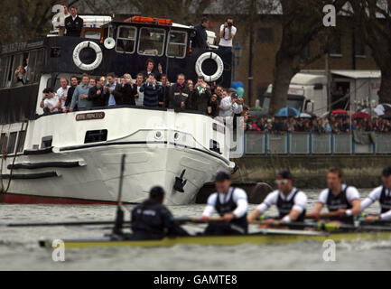 Les spectateurs regardent Oxford à l'approche de la ligne d'arrivée devant Cambridge lors de la 154e course nautique universitaire sur la Tamise. Banque D'Images