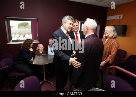 Le Premier ministre britannique Gordon Brown (au centre, à gauche) rencontre Arthur Pearson, 84 ans (au centre, à droite), le plus ancien employé de la Oxford bus Company, au dépôt principal de la Oxford bus Company, à Oxford. Banque D'Images