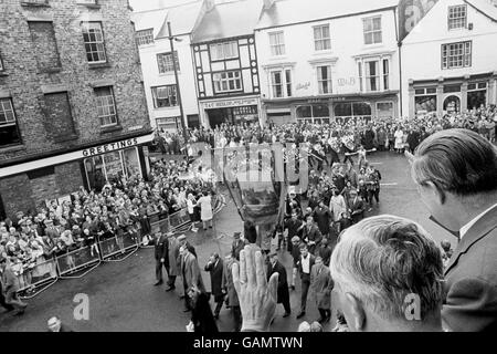 Le Premier ministre Harold Wilson, le chancelier de l'Échiquier, James Callaghan et le secrétaire général adjoint de la TUC, Vic Feather, regardent la procession des mineurs depuis le balcon de leur hôtel pendant le gala des mineurs de Durham. Le premier ministre et le chancelier ont été parmi les orateurs au Gala. Banque D'Images