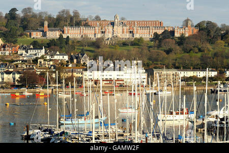 Vue générale du Britannia Royal Naval College surplombant la rivière Dart à Dartmouth. Banque D'Images