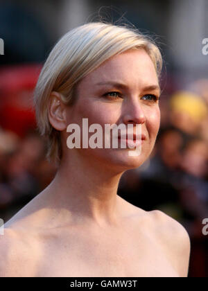 Renee Zellweger arrive pour la première européenne de Leatherheads à l'Odeon de Leicester Square, dans le centre de Londres. Banque D'Images