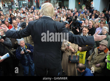 Le candidat conservateur du maire de Londres Boris Johnson parle aux acheteurs de Richmond, avant les élections de la Mayoral et de l'Assemblée de Londres. Banque D'Images